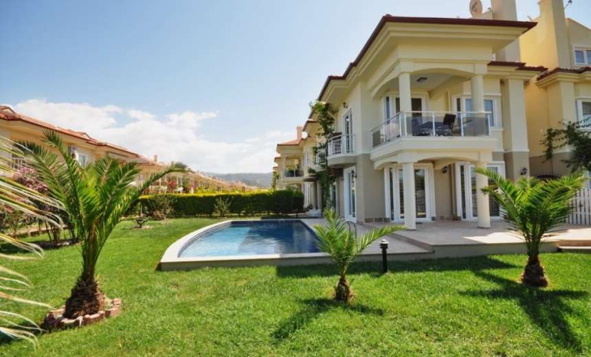 Fethiye Seafront Villa - Calis Beach - Landscaped gardens