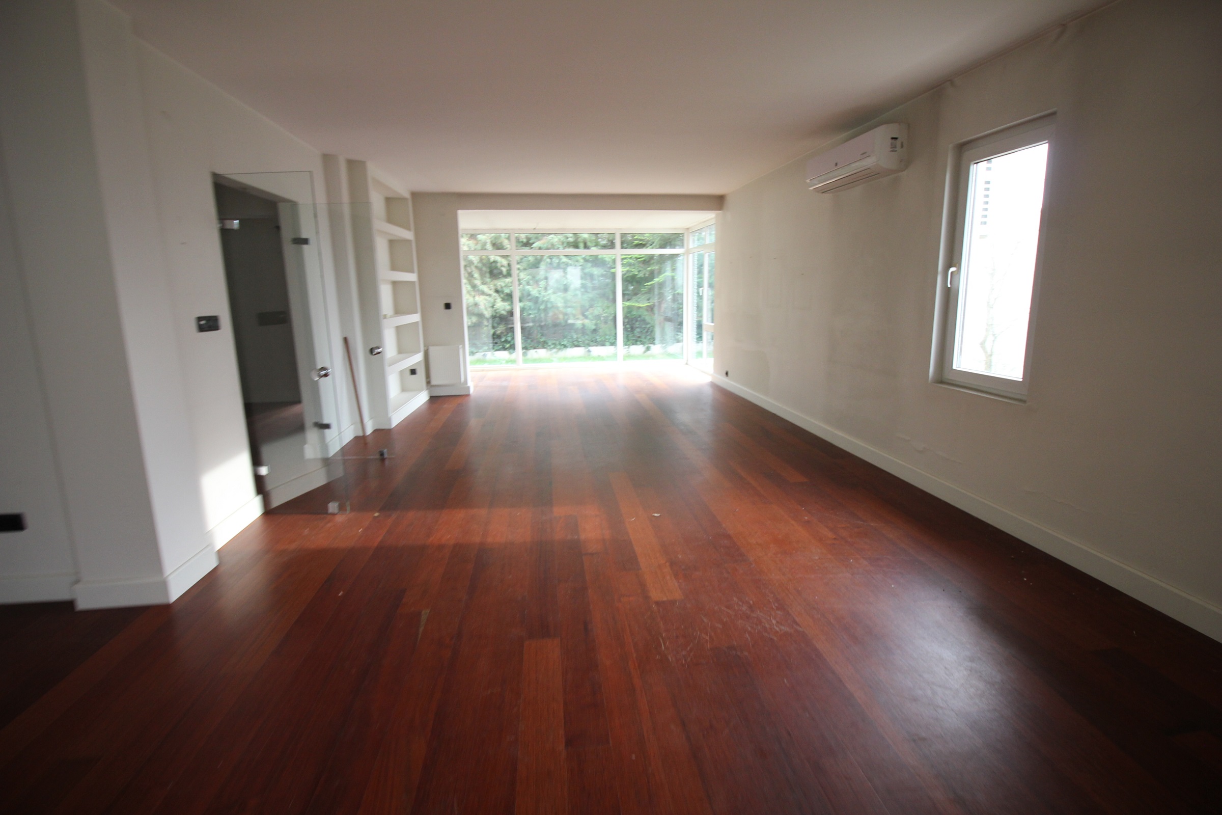 Istanbul Villa For Sale - Prestigious Yenikoy - Spacious living area