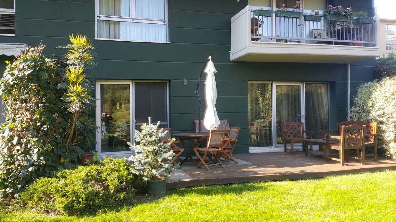 Istanbul Garden Apartment - Maslak - Wooden decked terrace