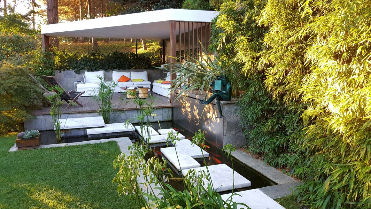 Luxury Villa In Istanbul - Levent - Fish pond and decked seating area