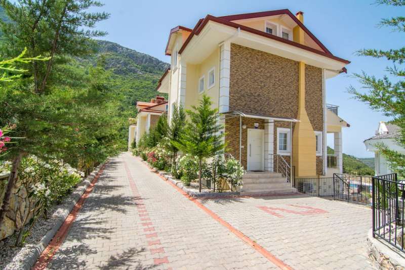 Luxury Detached Ovacik Villa - Driveway