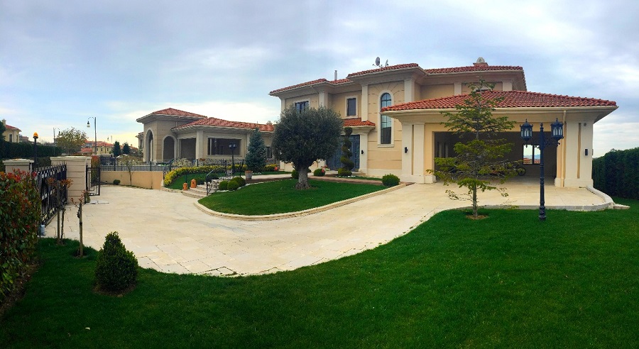 Luxury Family Home In Istanbul - Front gardens