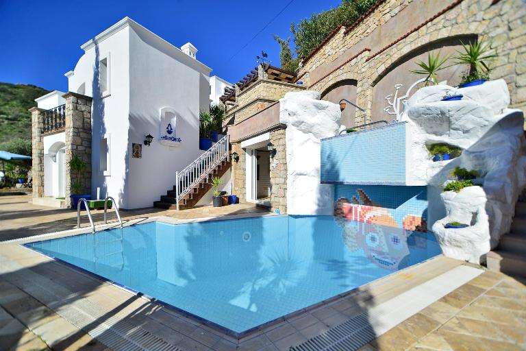 Character Villa & Guest House - Ortakent - Split level overflowing pool