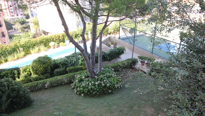 Bosphorus Apartment In Tarabya, Istanbul - Mature gardens