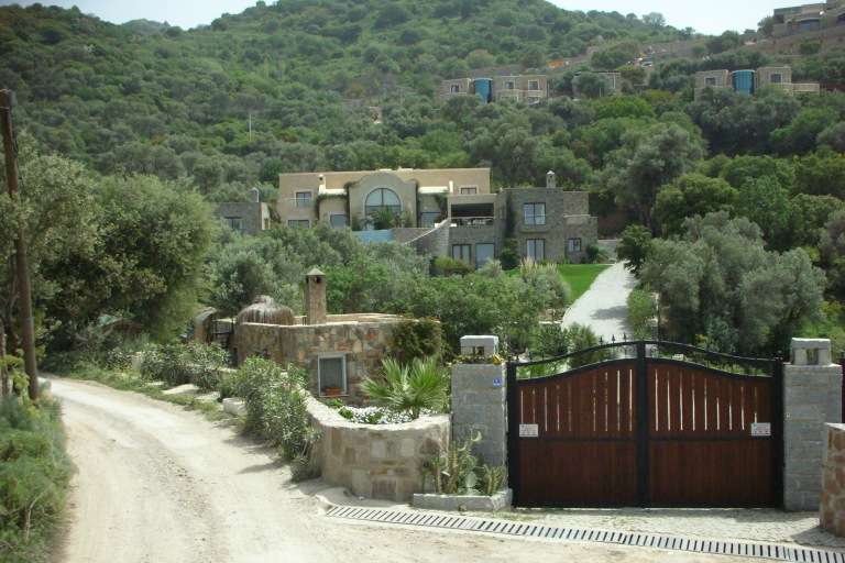 Large Luxury Villa - Yalikavak, Bodrum - Gated entrance