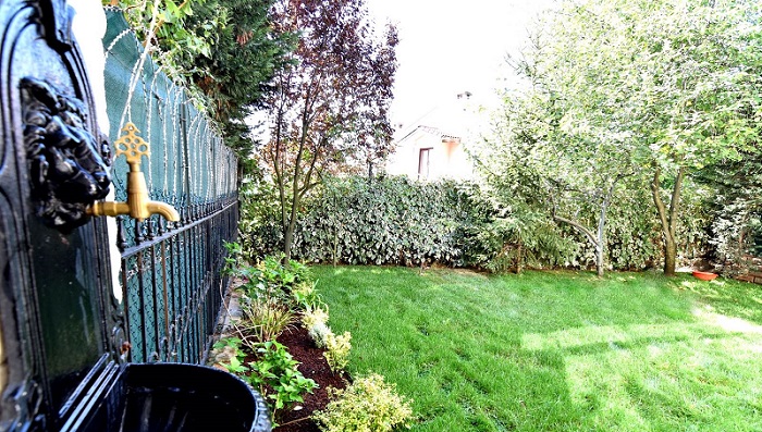 Private Istanbul Villa in Basaksehir - Mature private gardens