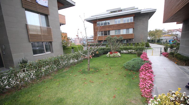 Detached Istanbul Villa In Tarabya - Side garden area