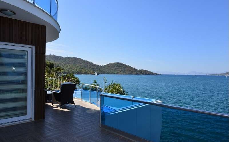 Sovalye Island Sea Front Luxury Villa - Outdoor living