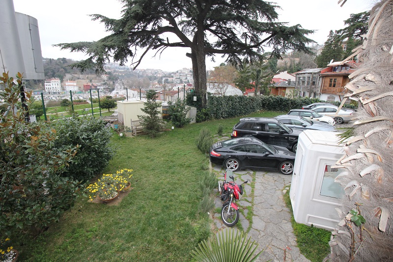Bosphorus & Marina View Apartment - Tarabya - Front gardens and parking