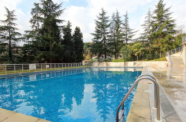 Forest Setting Istanbul Apartment - Sea View - Large communal swimming pool