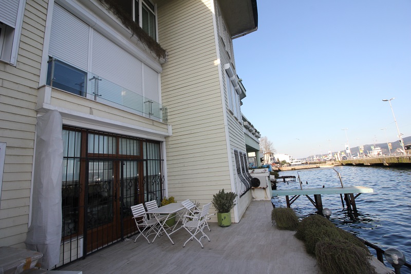 Bosphorus Yali Apartment - Buyukdere, Istanbul - Lower apartment terrace