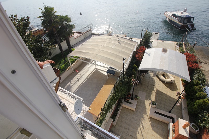 Prestigious Bosphorus Front apartment - Istanbul - Shared waterfront terraced garden and jetty