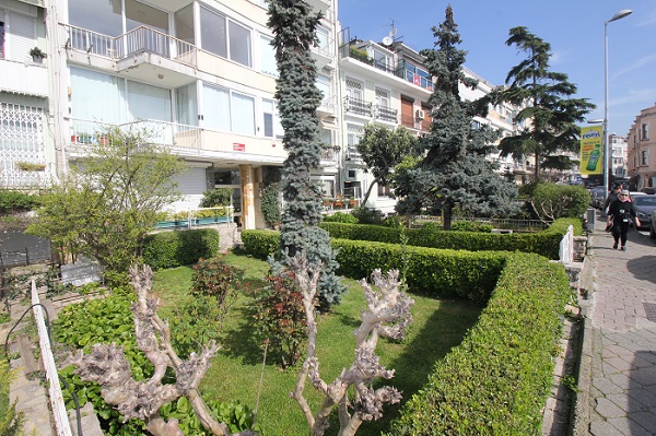 Sea Front Home  - Prestigious Istanbul Property - Neat front gardens