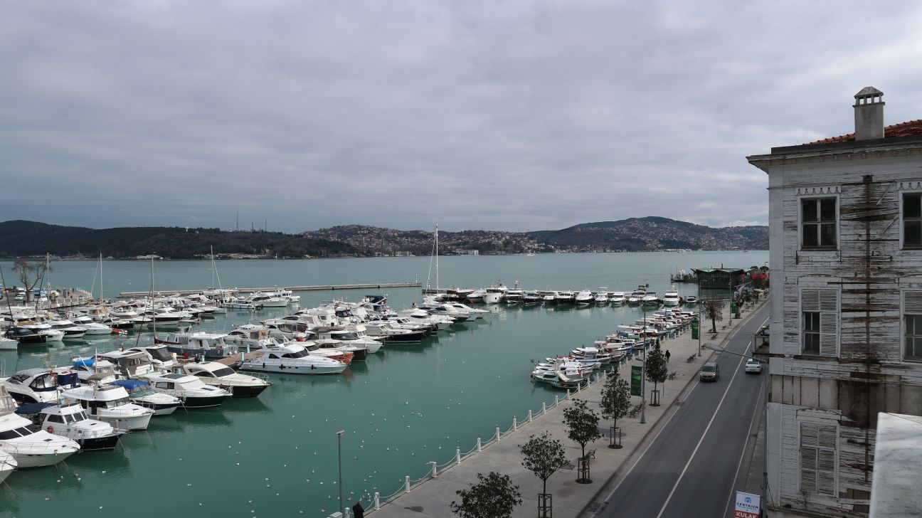 Tarabya Waterfront Apartment - Istanbul - Overlooking the marina