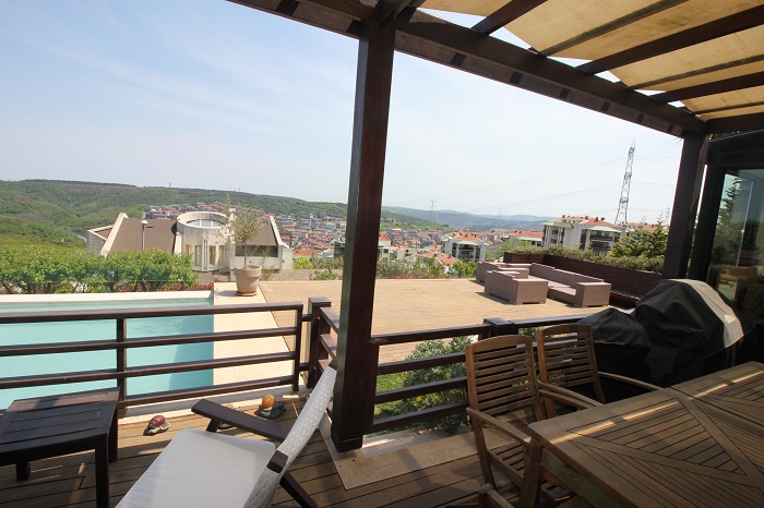 Distinguished Luxury Villa - Sariyer, Istanbul - Shaded balcony