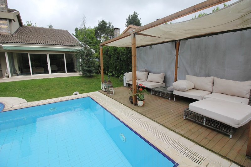 Istanbul Villa - Beautiful Natural Setting - Pool and shaded seating area