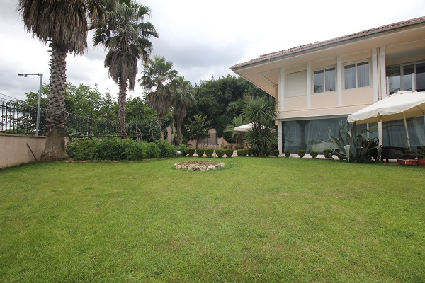 Luxury Istanbul Bosphorus View Villa - Mature garden