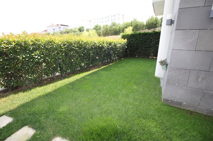 Luxury Garden Apartment - Istinye, Istanbul - Private lawned garden