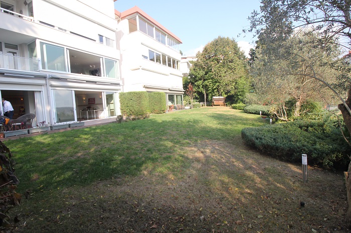 Elite Bosphorus Apartment - Bebek, Istanbul - Mature gardens