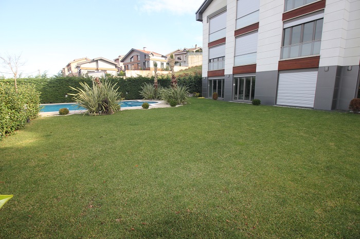 Luxury Istanbul Duplex Garden Apartment - Landscaped gardens