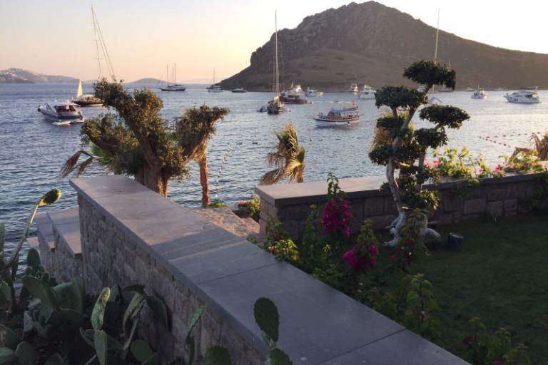 Detached Luxury Sea Front Villa - Yalikavak - Garden with beach access