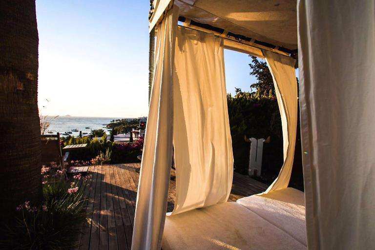 Sea View Luxury Villa In Yalikavak - Curtained cabanas