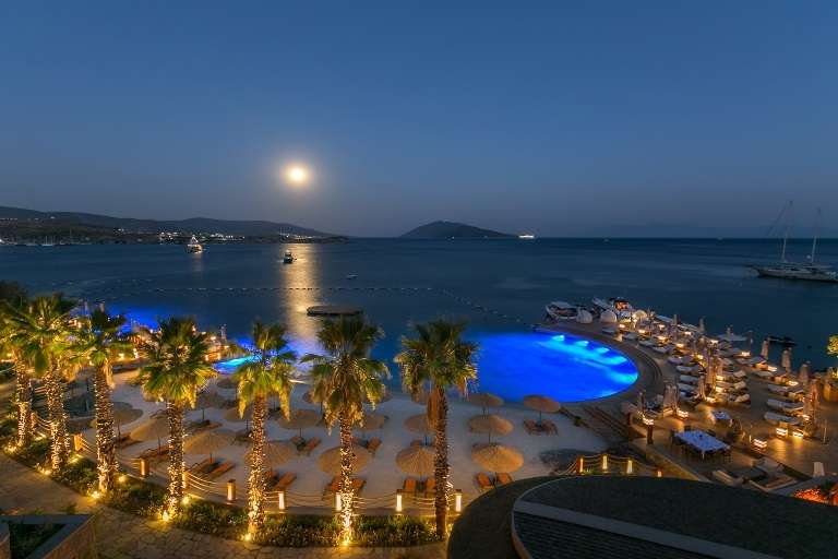 Bodrum Beach Apartments - Amazing Views - Beach and decked sunbathing areas