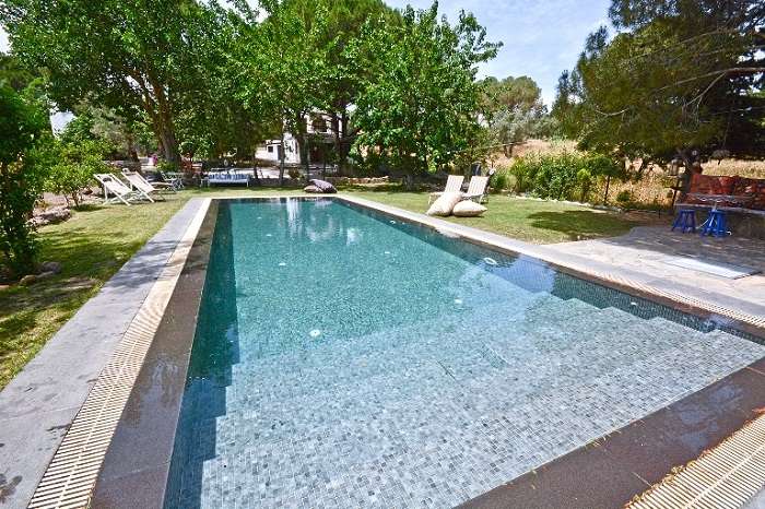 Beautiful Countryside Villa In Gumusluk - Walk-in swimming pool