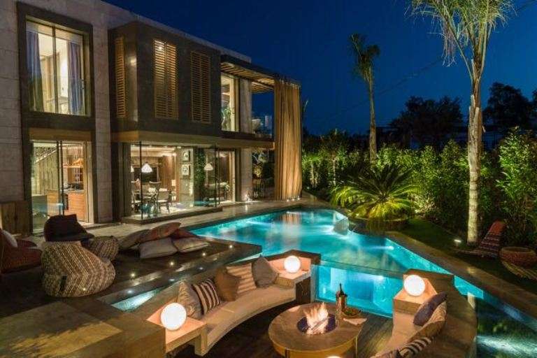 Beach Front Luxury Villas - Bitez - Private pool and pool lounge