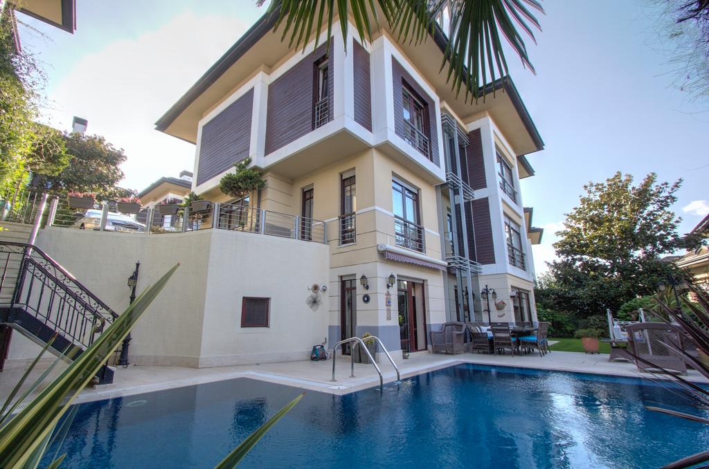 Prestigious Luxury Istanbul Villa - Private gardens