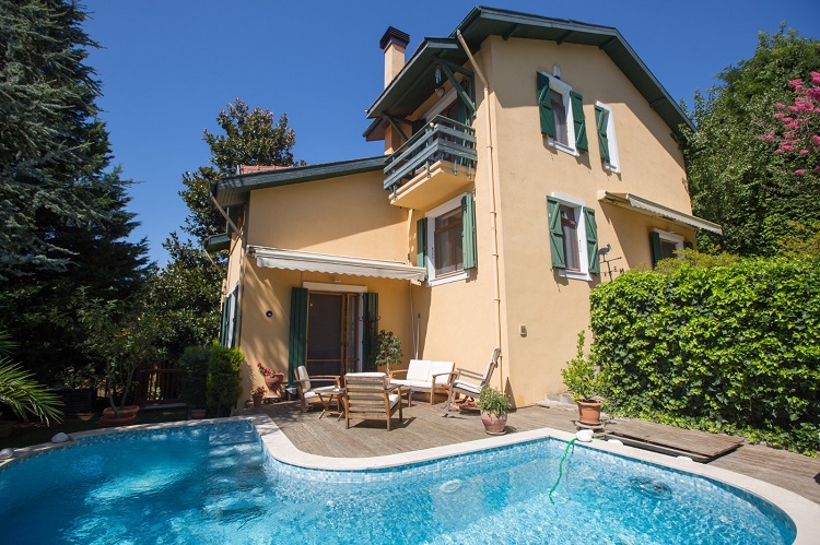 Prestigious Nature View Istanbul Villa - Ample outdoor living space