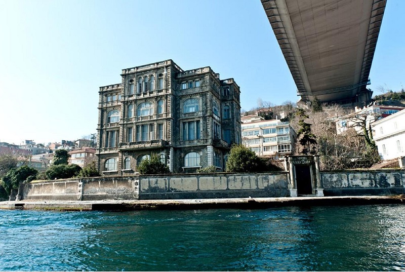 Traditional Bosphorus Istanbul Property - Water front