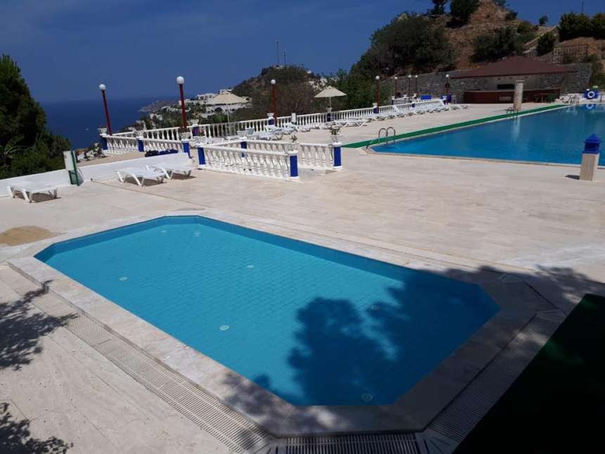 Bagain 3-Bed Gumusluk Villa - Communal pool and poolside bar