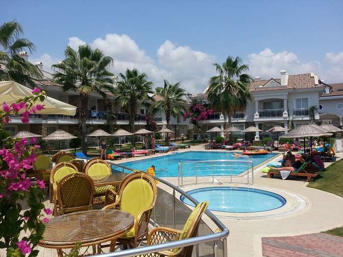 Modern 1-Bed Calis Apartment - Large walk-in pool