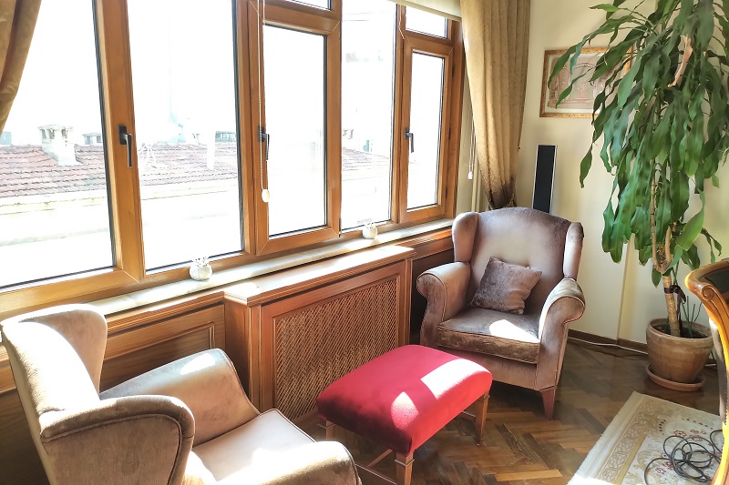 Prestigious Istanbul Apartment - Window seating area