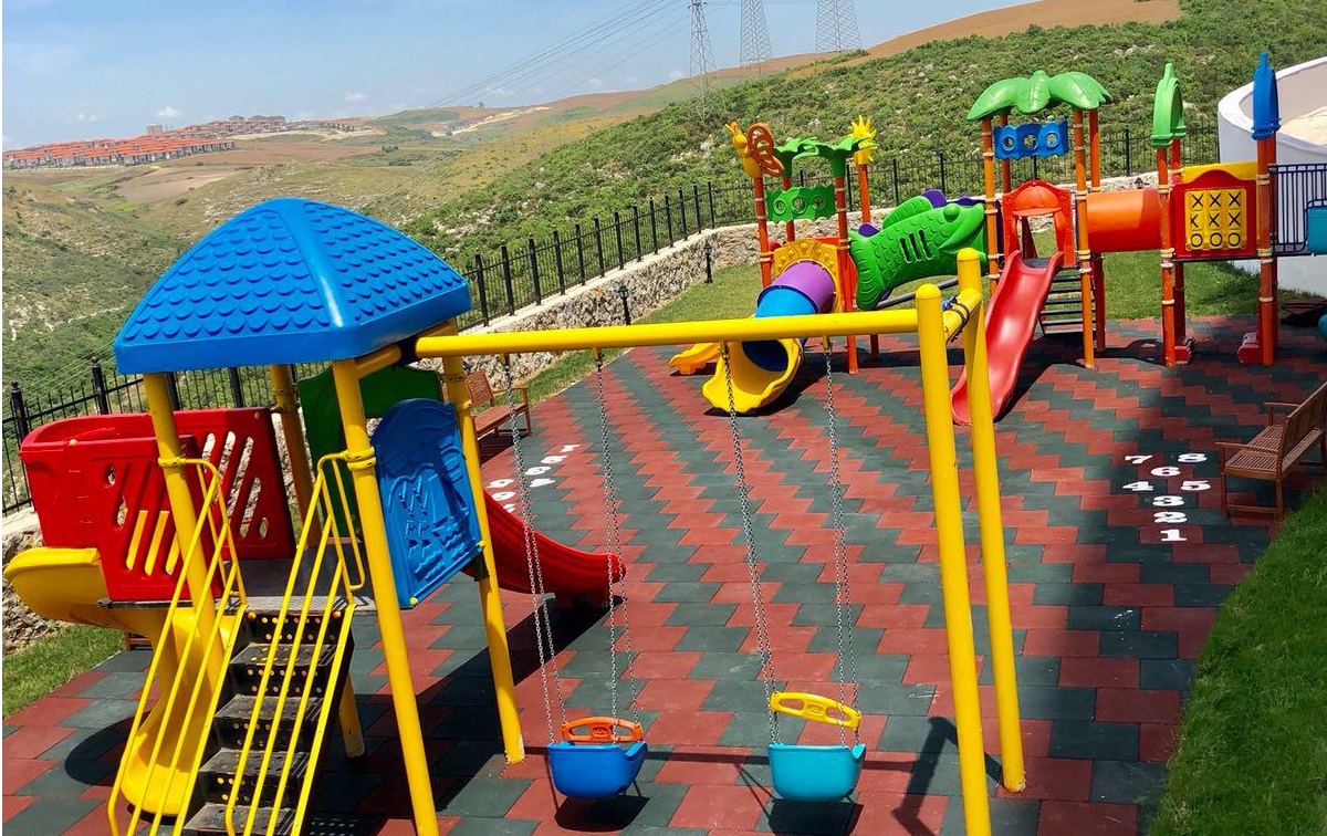 Lake View Istanbul Apartments - Play area