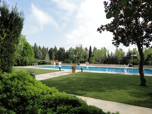 Istanbul farmhouse in Silivri - Gardens and pool