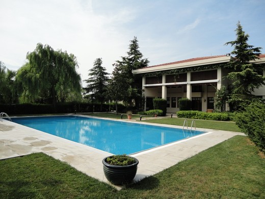 Istanbul farmhouse in Silivri - Gardens and pool