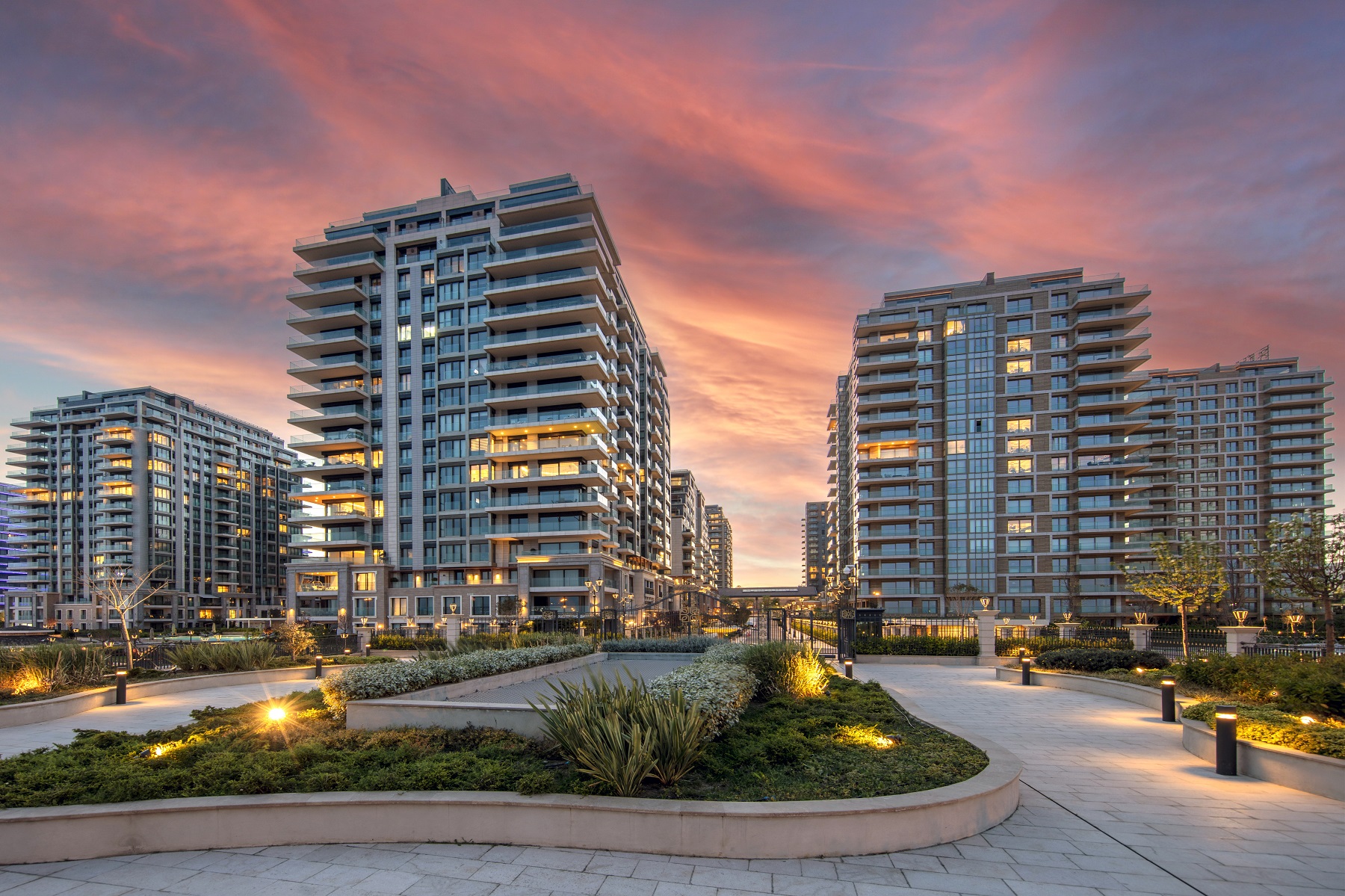 	 Prestigious Istanbul Sea Front Apartments - Modern Tower Blocks