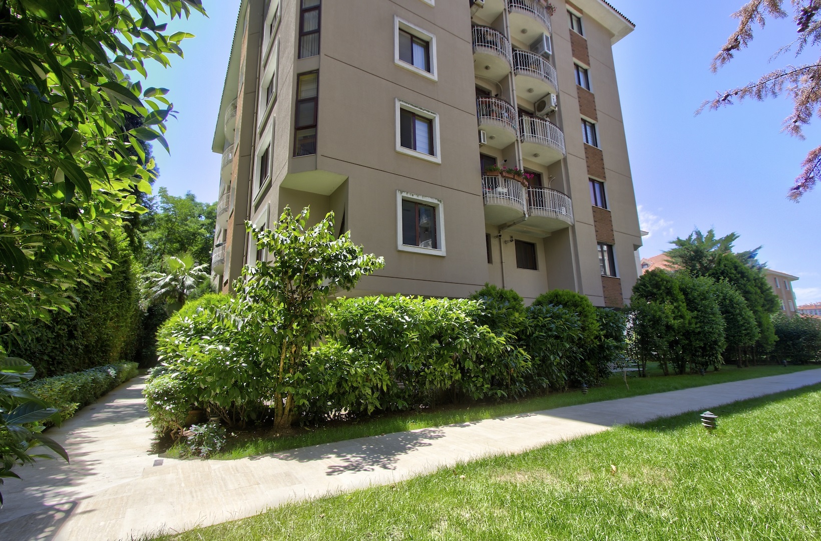 Prestigious 5-Bed Istanbul Apartment - Vast mature gardens