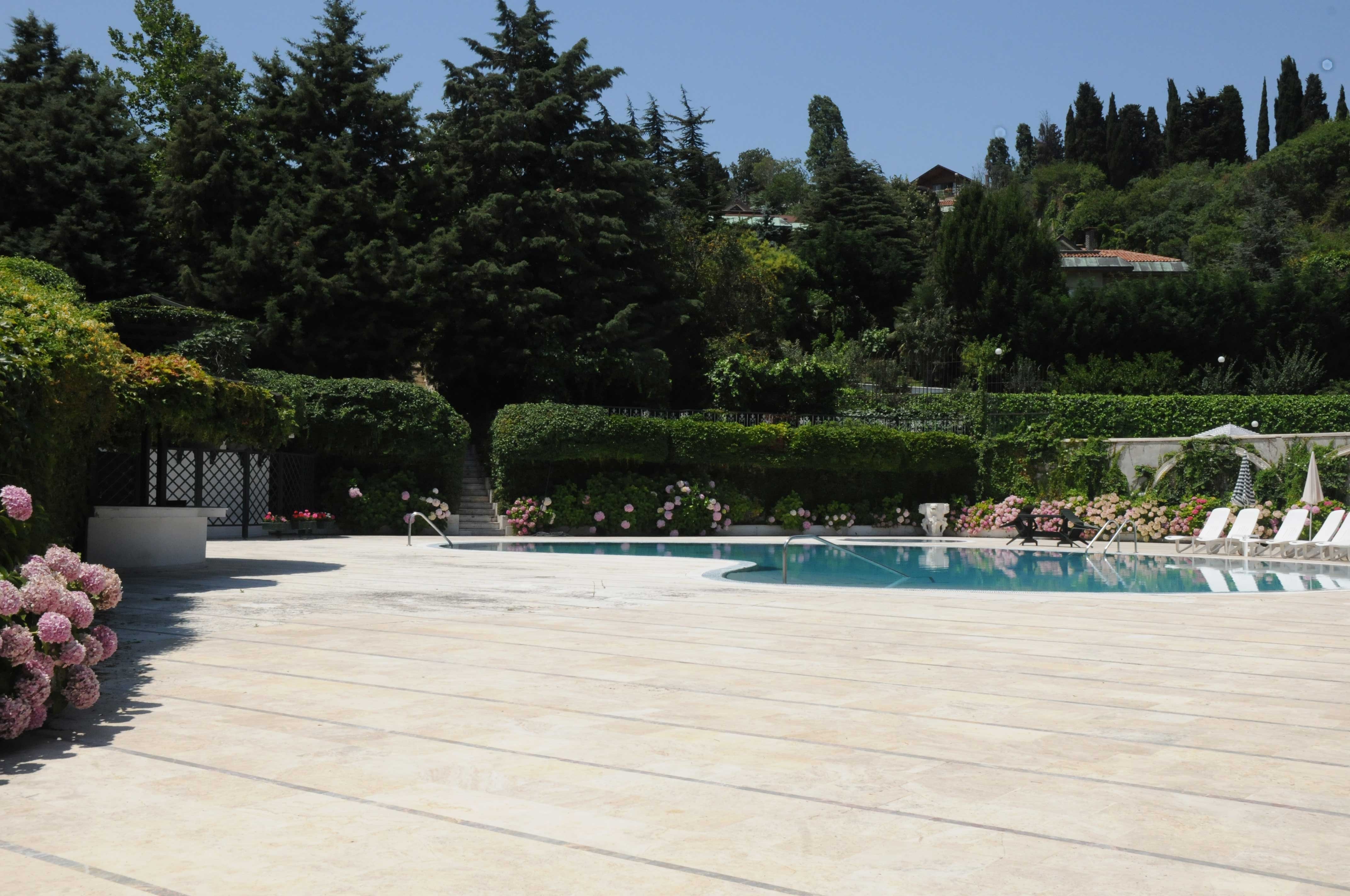 	 Bosphorus view villa Ulas, Besiktas - Swimming pool and gardens