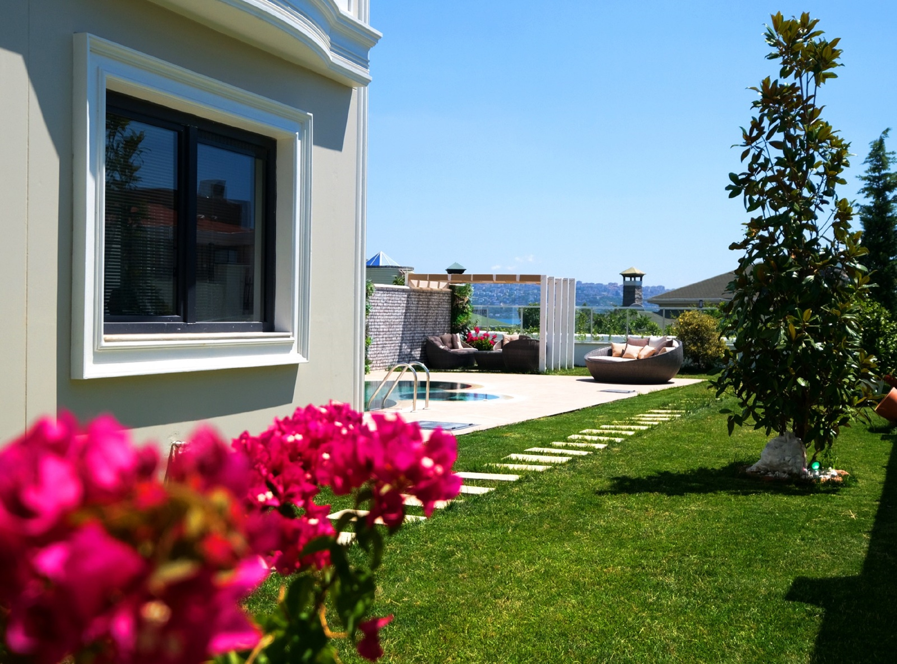 Seaside Smart Home Istanbul Villas For Sale - Beautiful sea views and gardens