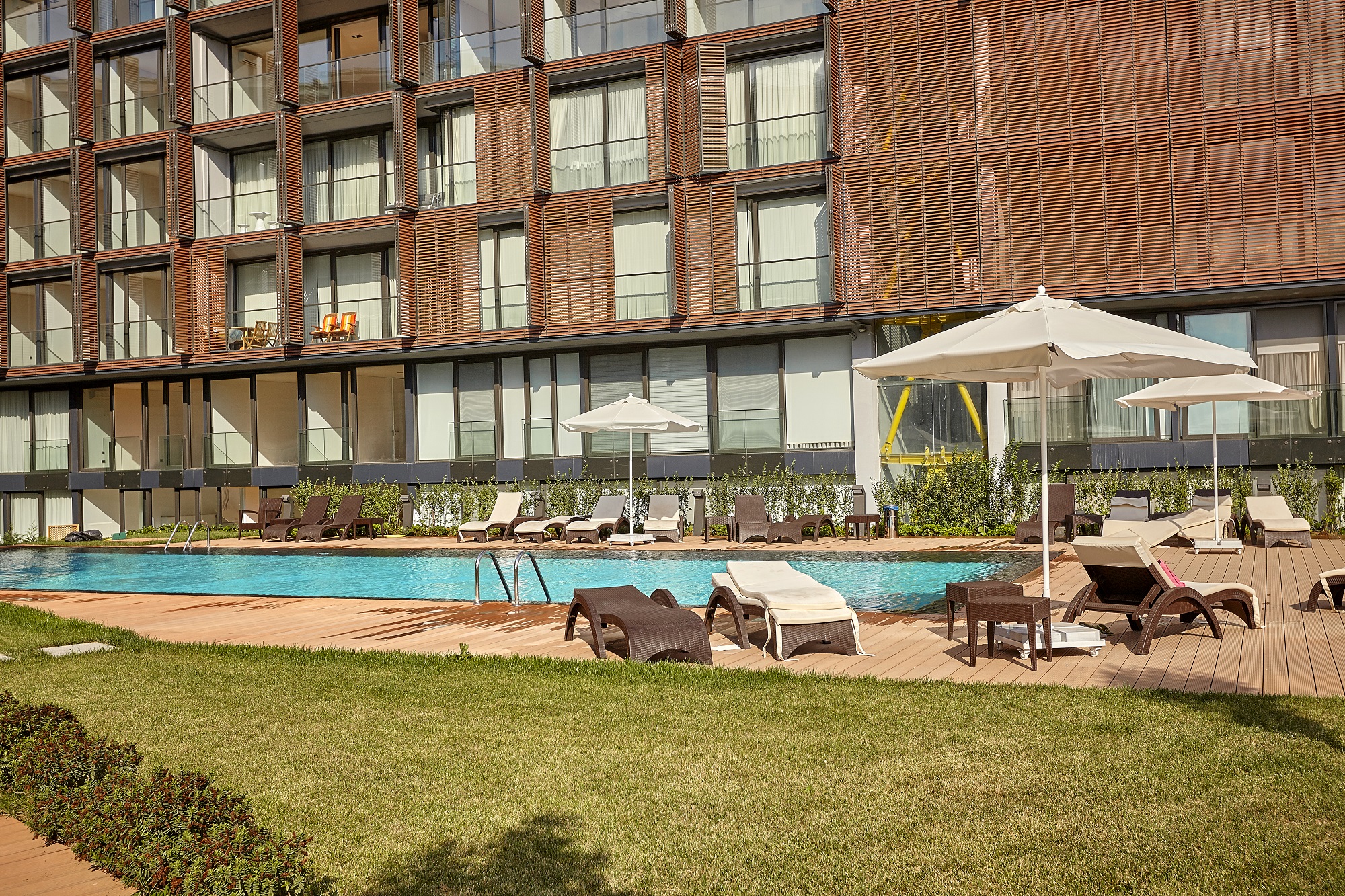 Key Ready Luxury Istanbul Apartments - Gardens and outdoor pool