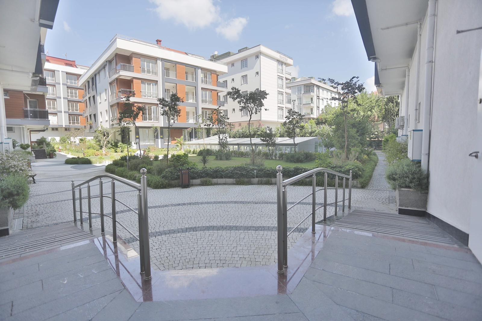 Turnkey Luxury Istanbul Apartments - Small low-rise complex