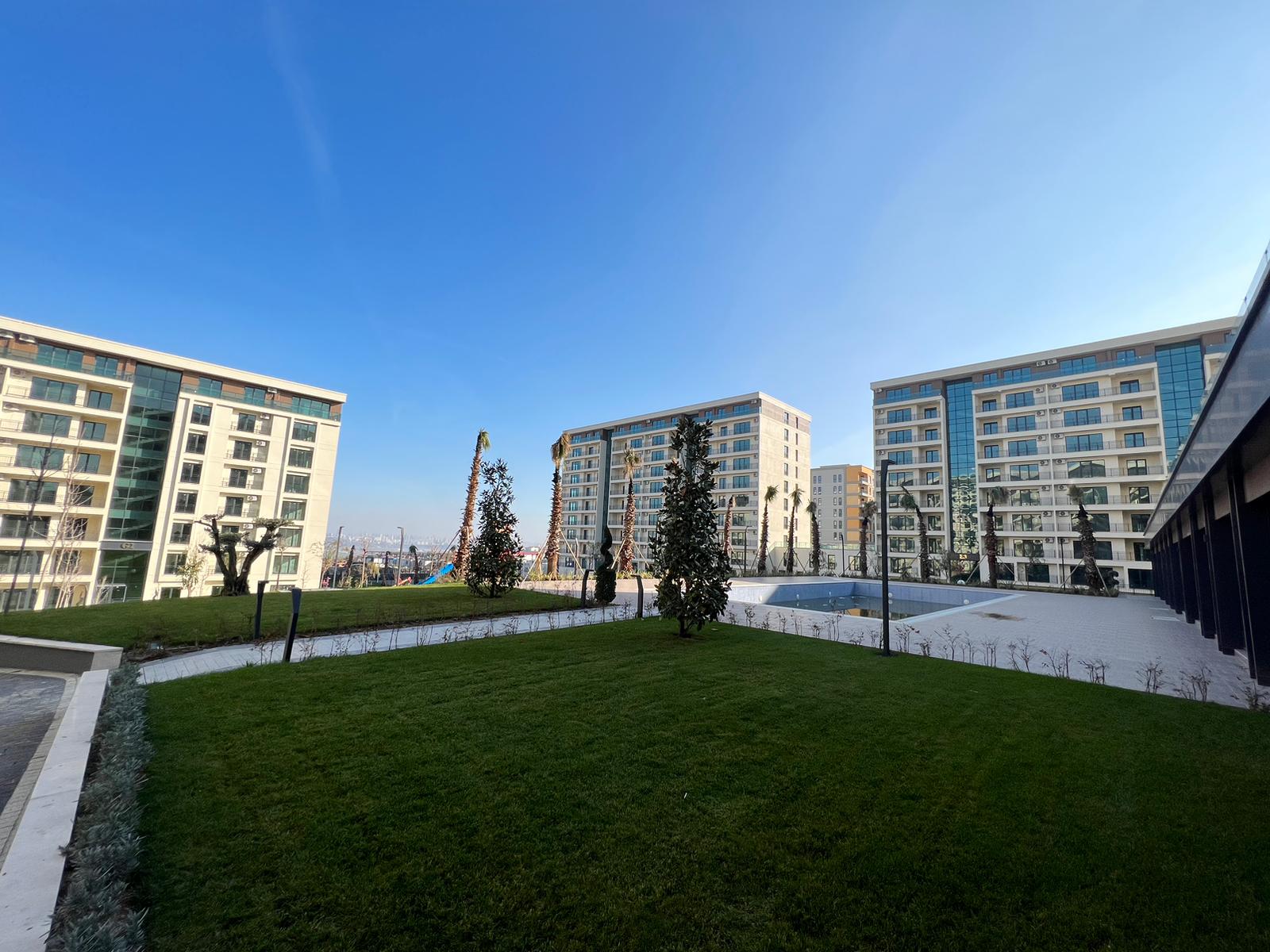 Lake View Apartments In Istanbul -Outdoor Swimming Pool