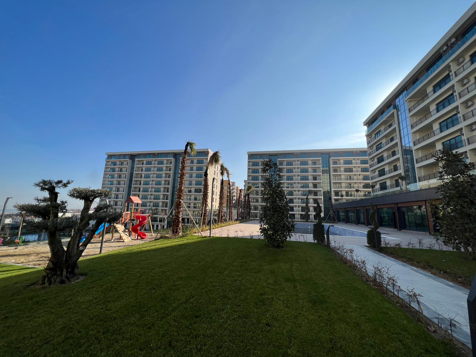 Lake View Apartments In Istanbul -Landscaped Garden