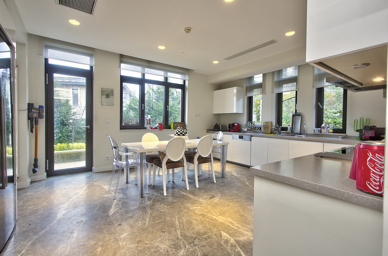 Prestigious Nature View Istanbul Villa - Spacious modern kitchen
