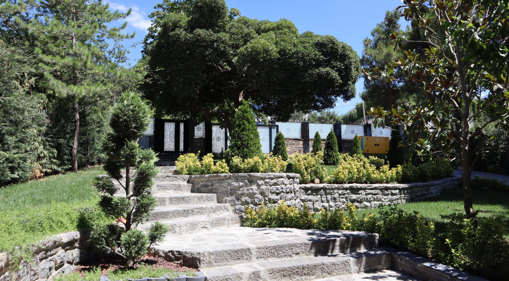 Istanbul Sea Front Marina Villa - Stunning mature gardens