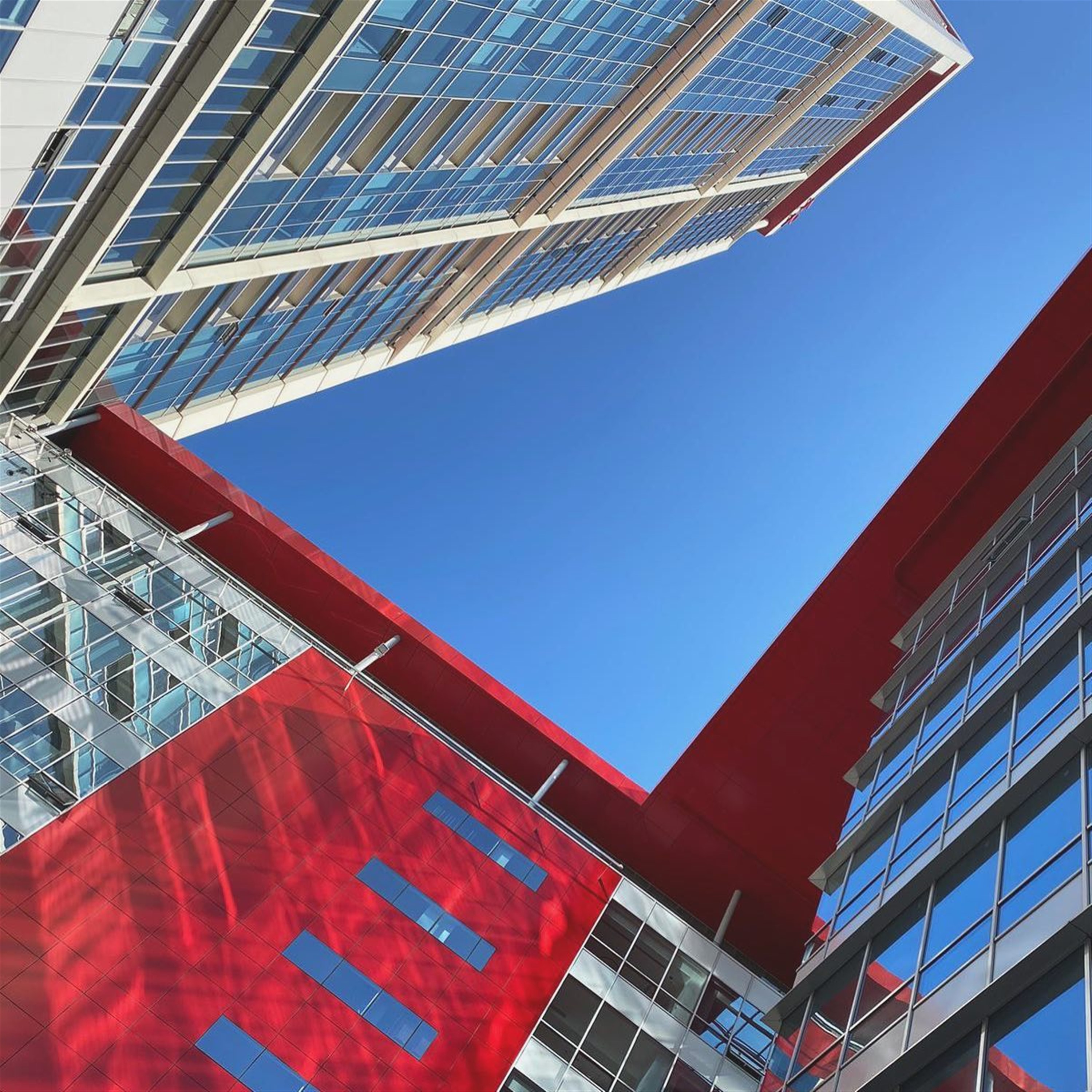 Bosphorus View Istanbul Apartments - Maslak - Lokking up at the apartment block