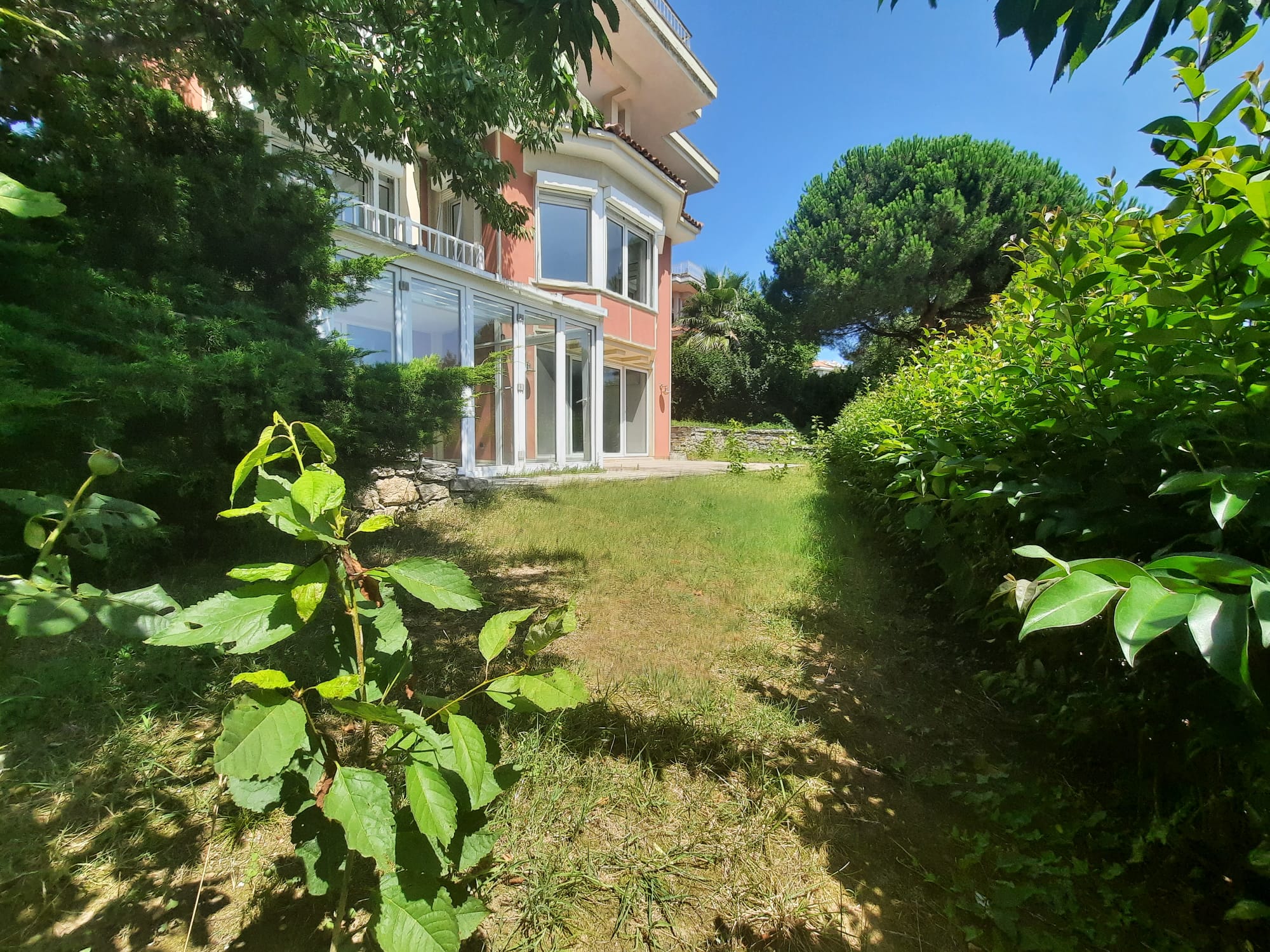 Luxury 5-Bed Istanbul Villa - Private gardens